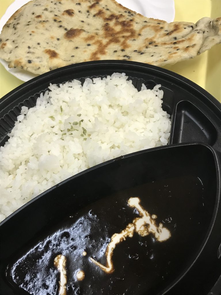 国産牛肉ピリ辛カレーと自家工房焼きのナンセット